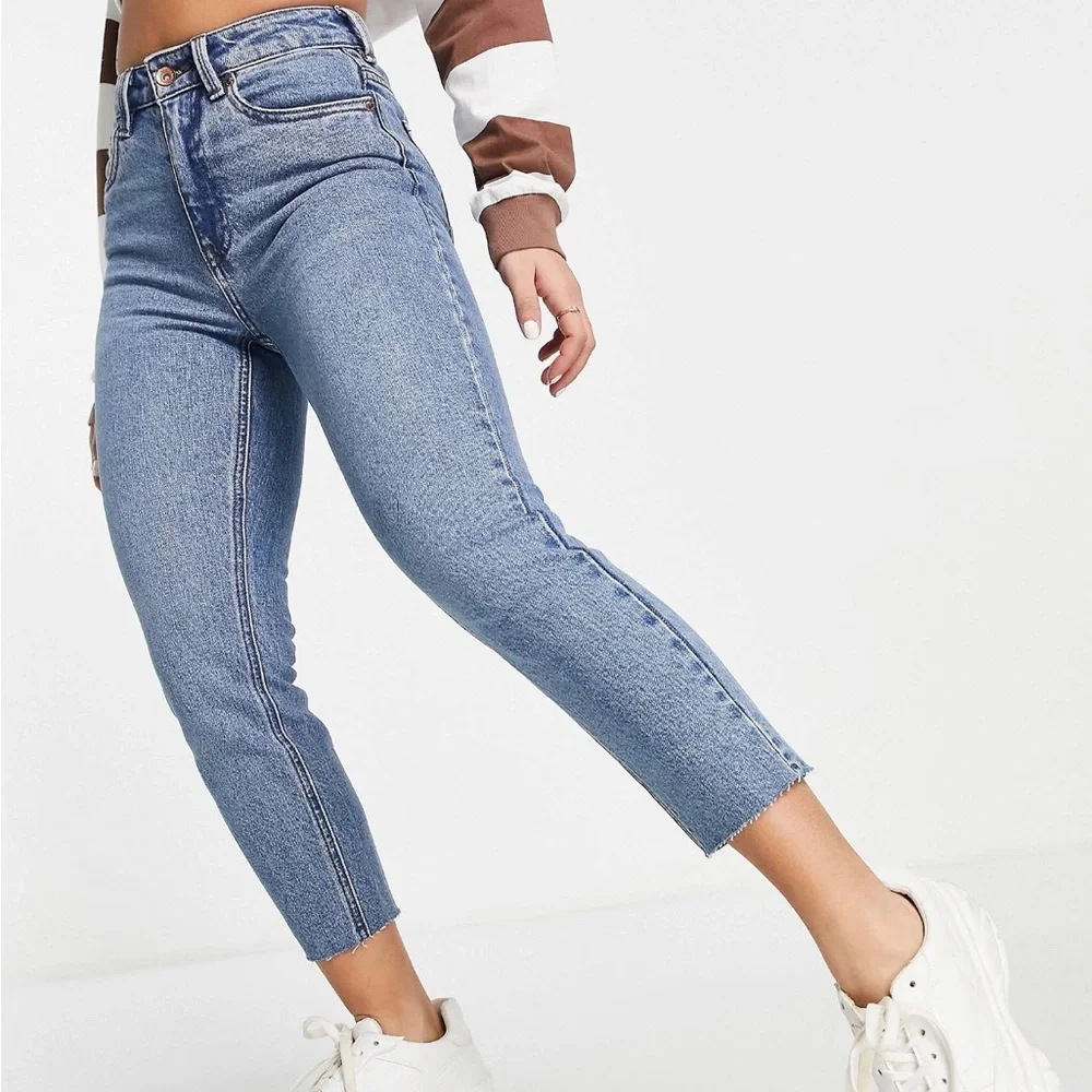 Vero Moda Petite Brenda straight leg jeans in mid blue - Picture 2 of 3